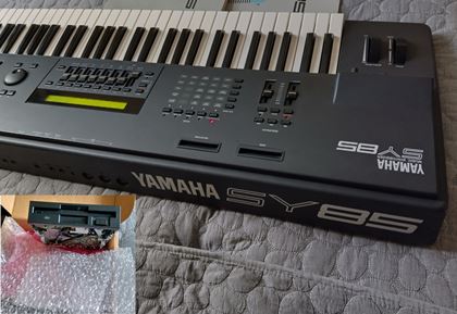 Yamaha-SY85 with USB drive, 16GB USB stick